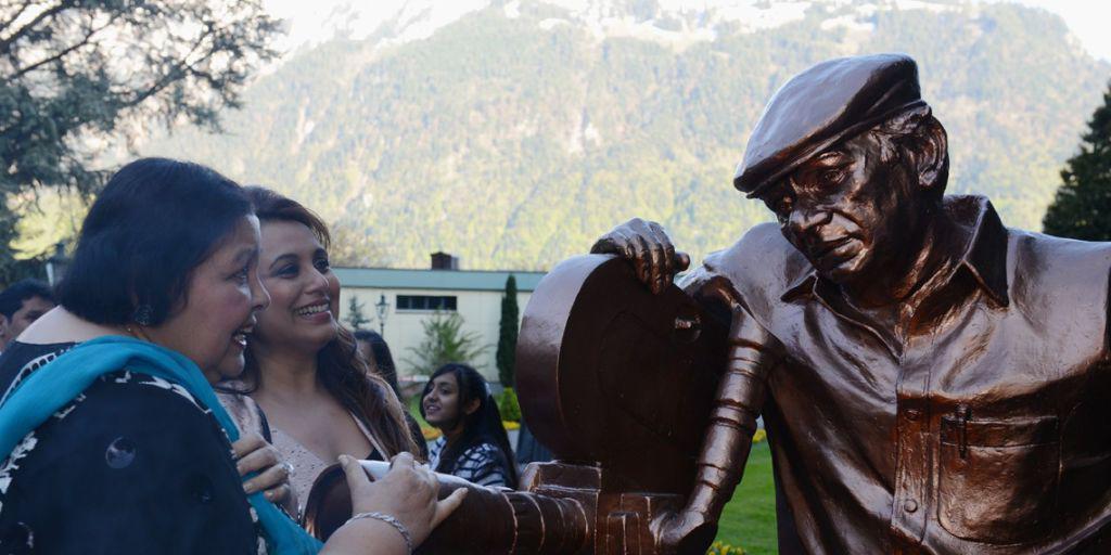 Bei der feierlichen Zeremonie mit dabei waren Chopras Witwe Pamela Chopra sowie die Schwiegertochter und Bollywood-Schauspielerin Rani Mukerij.