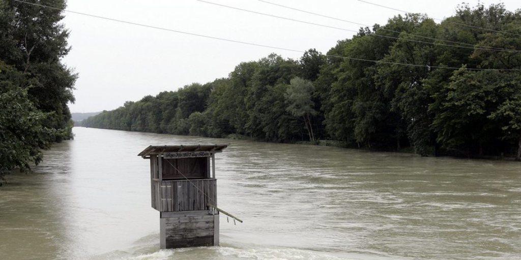 Das Hochwasser im Jahr 2007 brachte das Fass zum Überlaufen: Die Bernische Regierung beschloss die Sanierung des Hagneckkanals. (Archiv) Das Hochwasser im Jahr 2007 brachte das Fass zum Überlaufen: Die Bernische Regierung beschloss die Sanierung des Hagneckkanals. (Archiv)