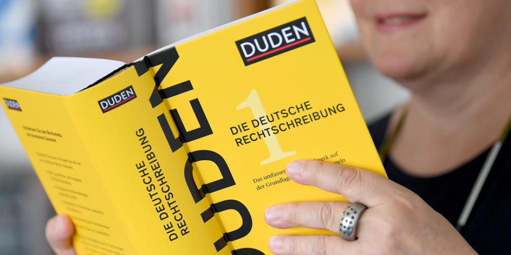 Die Leiterin der Dudenredaktion Kathrin Kunkel-Razum hält in Berlin einen Duden der 27. Auflage in der Hand. Die Duden-Redaktion hat das Nachschlagewerk für die neue Auflage um 5000 Wörter ergänzt. (Archiv)