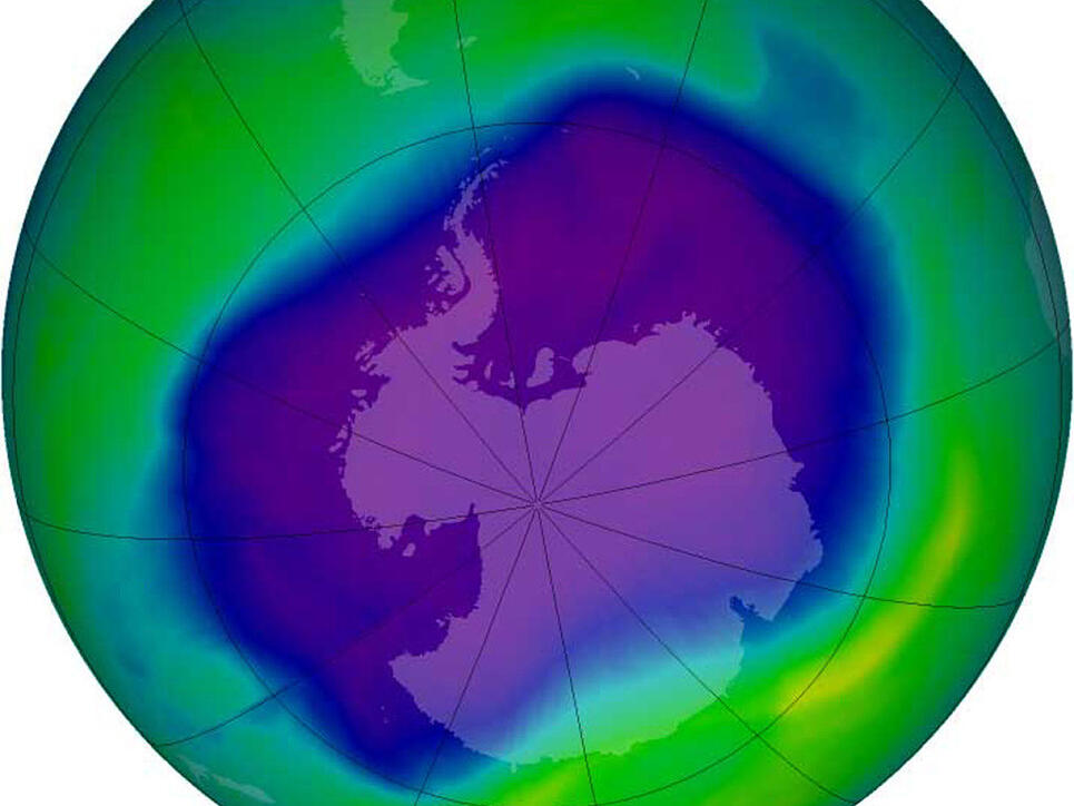 Ein Satellitenbild der Nasa zeigt die Ausdehnung des Ozonlochs über der Antarktis. Während sich die Ozonschicht über den Polen seit Jahren erholt, dünnt sie sich in tieferen Breiten weiter aus, wie Schweizer Forschende berichten. (Archivbild)