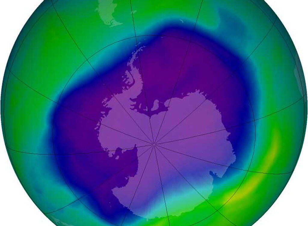Ein Satellitenbild der Nasa zeigt die Ausdehnung des Ozonlochs über der Antarktis. Während sich die Ozonschicht über den Polen seit Jahren erholt, dünnt sie sich in tieferen Breiten weiter aus, wie Schweizer Forschende berichten. (Archivbild) Ein Satellitenbild der Nasa zeigt die Ausdehnung des Ozonlochs über der Antarktis. Während sich die Ozonschicht über den Polen seit Jahren erholt, dünnt sie sich in tieferen Breiten weiter aus, wie Schweizer Forschende berichten. (Archivbild)