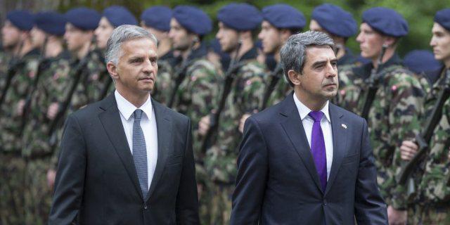 Didier Burkhalter und Rosen Plevneliev am Montag vor der Ehrengarde