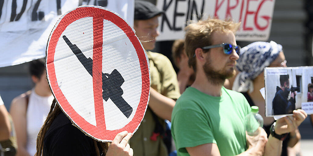 Eine Protestaktion gegen Waffenexporte von vergangenem Sommer. Die Ausfuhr von Kriegsmaterial sorgt immer wieder für Kontroversen. (Archiv)