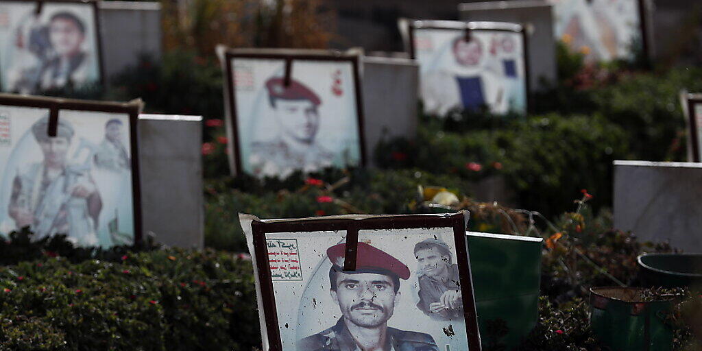 Porträts von getöteten Soldaten auf einem Friedhof in der jemenitischen Hauptstadt Sanaa. (Archivbild)