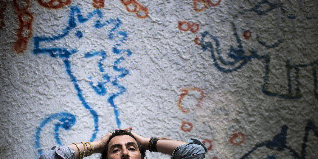 Er liebt die Musik, er lebt sie und leidet gleichzeitig darunter: Das Berner Singer-Songwriter-Talent ABU. Er liebt die Musik, er lebt sie und leidet gleichzeitig darunter: Das Berner Singer-Songwriter-Talent ABU.