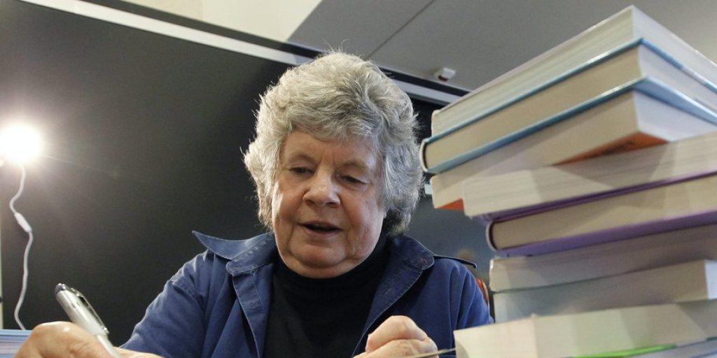 Eine bodenständige Dame: Die britische Autorin Antonia S. Byatt (hier nach einer Lesung an den Solothurner Literaturtagen 2010) feiert heute - vielleicht mit einer Runde Snooker - ihren 80. Geburtstag. (Archivbild) Eine bodenständige Dame: Die britische Autorin Antonia S. Byatt (hier nach einer Lesung an den Solothurner Literaturtagen 2010) feiert heute - vielleicht mit einer Runde Snooker - ihren 80. Geburtstag. (Archivbild)