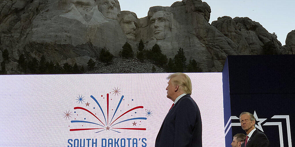 US-Präsident Donald Trump geisselt bei einem Auftritt anlässlich des US-Nationalfeiertags in Mount Rushmore die "gnadenlose Kampagne zur Auslöschung unserer Geschichte". Er zielt damit auf die Debatte über Rassismus in den USA.