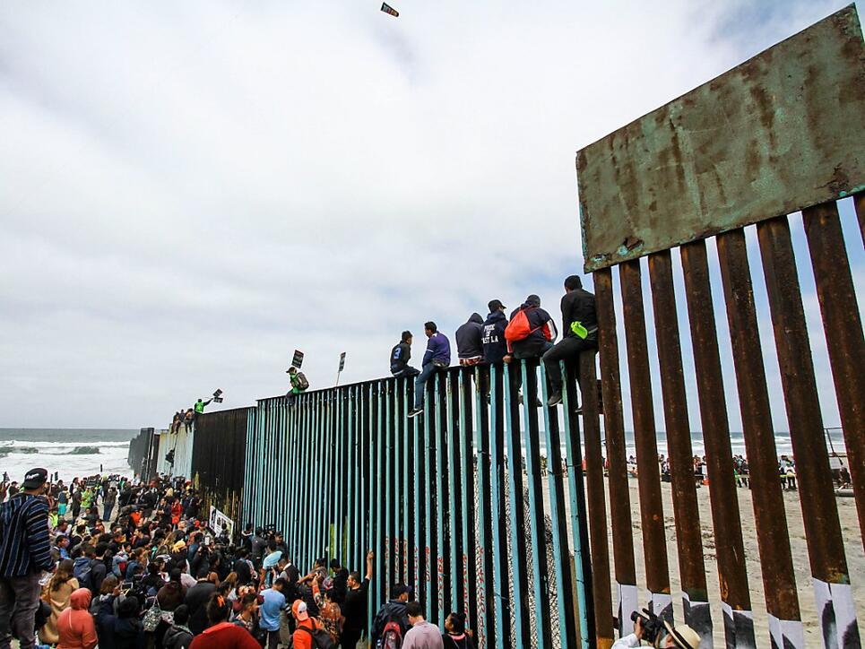 Zahlreiche Flüchtlinge bitten an der Grenze der USA zu Mexiko nahe der mexikanischen Grenzstadt Tijuana um Einlass in die Vereinigten Staaten.