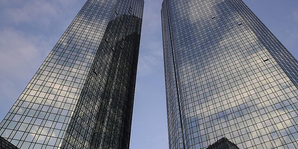 Die deutschen Banken dürften in nächster Zeit den Abbau von Filialen beschleunigen. Auslöser dafür ist unter anderem die Coronakrise. Im Bild die Zwillingstower der Deutschen Bank in Frankfurt. (Archivbild)