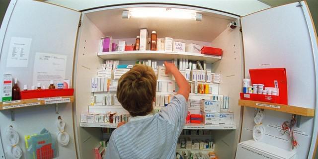 Pflegefachfrau vor dem Medikamentenschrank (Symbolbild) Pflegefachfrau vor dem Medikamentenschrank (Symbolbild)