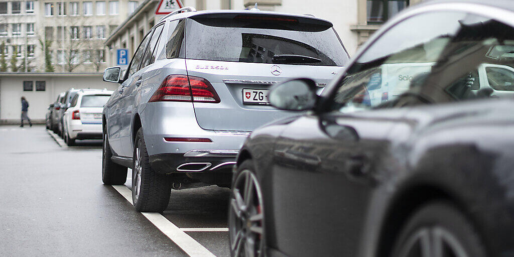 Autofahrer, die keinen eigenen Parkplatz besitzen, werden je nach Schweizer Stadt für Dauerparkkarten unterschiedlich zur Kasse gebeten. (Archivbild)