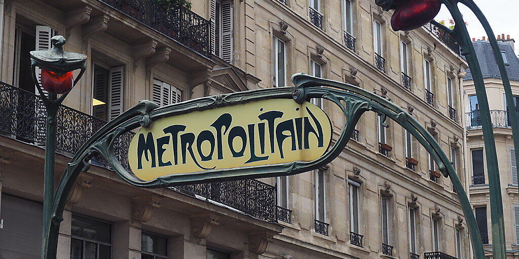 Ein Eingang der Métro-Station Châtelet in Paris im Art-Nouveau-Stil. Am 19. Juli jährt sich zum 120. Mal die Eröffnung der ersten Métro-Linie in Paris zwischen den Stationen Porte Maillot bis zur Porte de Vincennes. Foto: Christian Böhmer/dpa