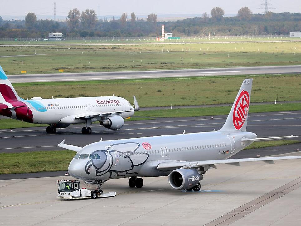 Schwierige Zeiten bei der Arline Niki kurz vor Weihnachten: Rund 1000 Mitarbeiter bangen um ihren Job, nachdem Lufthansa das Kaufangebot für die Air-Berlin-Tochter zurückgezogen hat. (Archivbild)