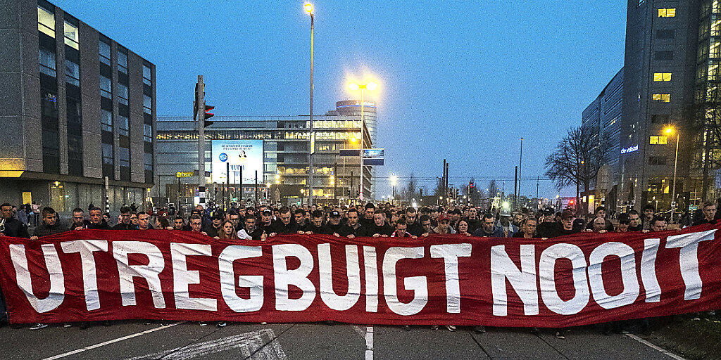 "Utrecht beugt sich nicht" - diese Botschaft tragen die Bürger der niederländischen Stadt an ihrem Trauermarsch vor sich her.
