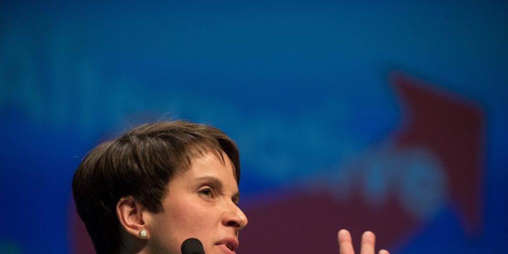 AfD-Co-Chefin Frauke Petry auf dem Bundesparteitag in Stuttgart. Ihre Partei wolle nicht dauerhaft "als Juniorpartner in den Parlamenten sitzen", sagte sie unter dem Beifall der mehr als 2000 Parteimitglieder.