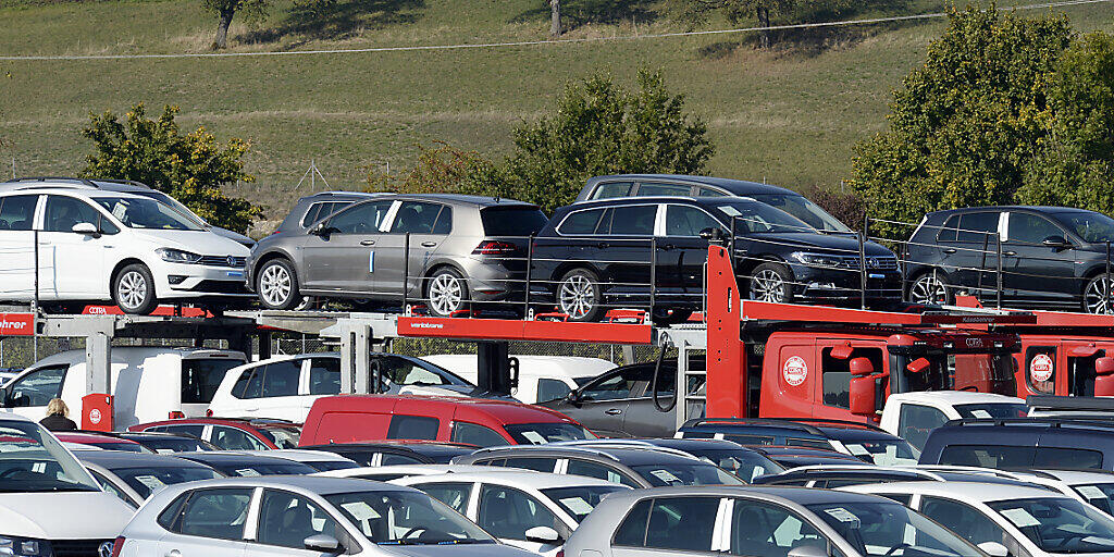 VW-Fahrzeuge auf einem Parkplatz (Archivbild).