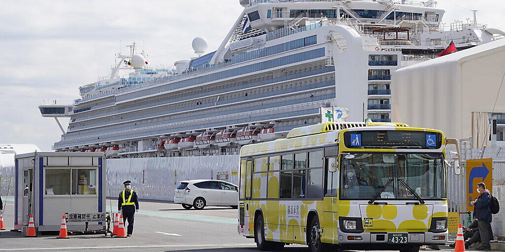 Ein Bus verlässt mit Passagieren der "Diamond Princess" den Hafen von Yokohama südlich von Tokio.