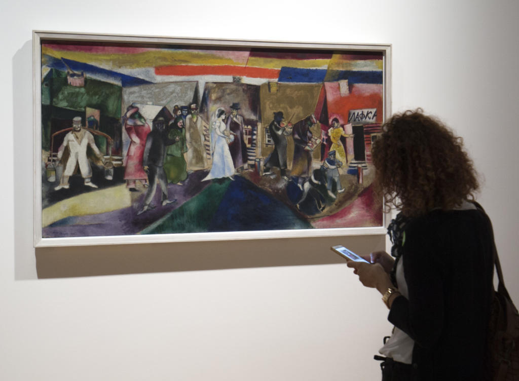 Das Bild "Die Hochzeit" im Kunstmuseum Basel. Die Ausstellung "Chagall - Die Jahre des Durchbruchs 1911-1919" fokussiert auf das Frühwerk Marc Chagalls.