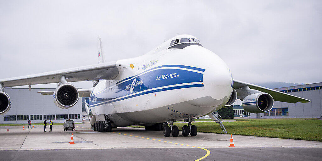 Das russische Transportflugzeug Antonov auf dem Militärflugplatz Emmen LU.