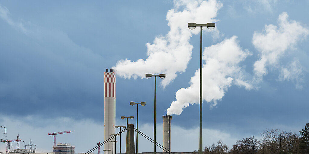 2019 wurde in der Schweiz mehr Energie verbraucht als im Vorjahr. Hauptgrund ist, dass mehr geheizt wurde. Im Bild das Heizkraftwerk Aubrugg in Wallisellen ZH. (Archivbild)