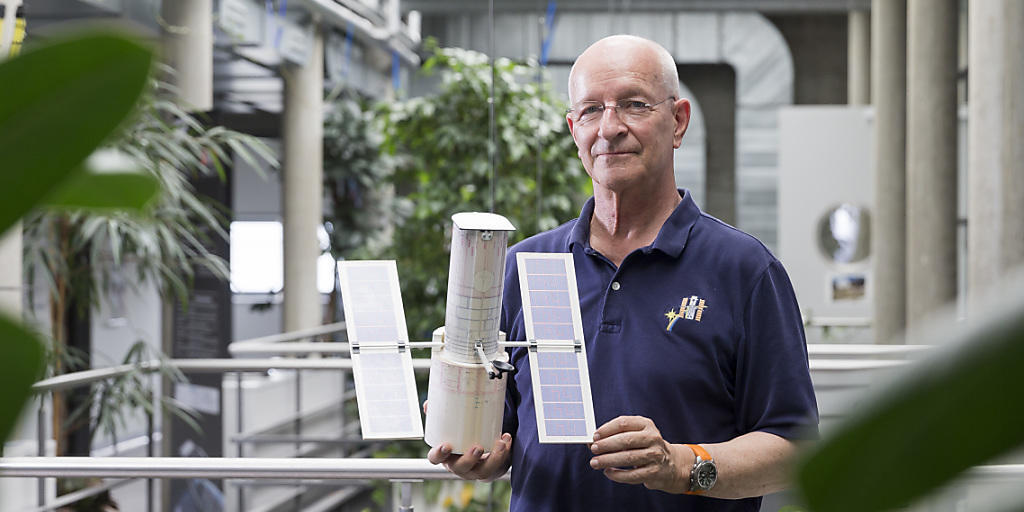 "Am Anfang schaukelt es stark und man hat enorm viel Schub." So erinnert sich Claude Nicollier an seinen ersten Weltraumflug vor 25 Jahren. Der heute 72-Jährige, hier mit einem Modell des Hubble-Teleskops, doziert nach wie vor an der ETH Lausanne. "Am Anfang schaukelt es stark und man hat enorm viel Schub." So erinnert sich Claude Nicollier an seinen ersten Weltraumflug vor 25 Jahren. Der heute 72-Jährige, hier mit einem Modell des Hubble-Teleskops, doziert nach wie vor an der ETH Lausanne.