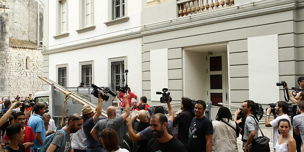 Schaulustige und Reporter vor dem Dalí-Museum - die Exhumierung fand allerdings abgeschottet von der Öffentlichkeit statt. Schaulustige und Reporter vor dem Dalí-Museum - die Exhumierung fand allerdings abgeschottet von der Öffentlichkeit statt.