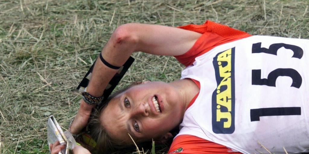Simone Luder, wie sie damals mit Mädchenname hiess, liegt nach dem Goldlauf in Tampere erschöpft am Boden.