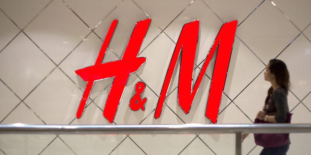 Der Gewinn von H&M wird durch den starken Dollar gedrückt. In der Schweiz dagegen profitiert die schwedische Modekette von den Wechselkursverhältnissen. (Archivbild) Der Gewinn von H&M wird durch den starken Dollar gedrückt. In der Schweiz dagegen profitiert die schwedische Modekette von den Wechselkursverhältnissen. (Archivbild)