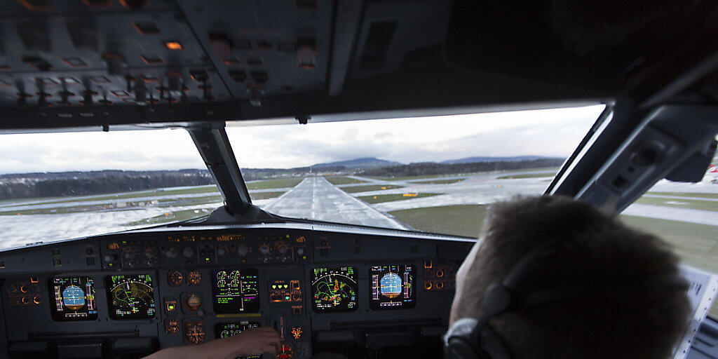Weniger Lohn für die Arbeit im Cockpit: Gerettete Air-Berlin-Piloten erhalten bei der Lufthansa-Tochter Eurowings wohl deutlich weniger Lohn. (Symbolbild)