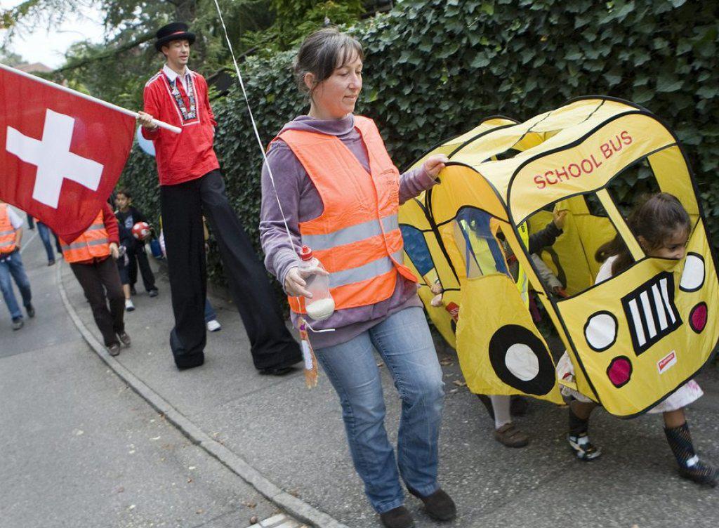 Kinder sollen den Schulweg gemeinsam absolvieren. Dieses Vorgehen wird Pedibus genannt und soll verhindern, dass die Eltern die Kinder mit dem Auto zur Schule bringen. (Archivbild) Kinder sollen den Schulweg gemeinsam absolvieren. Dieses Vorgehen wird Pedibus genannt und soll verhindern, dass die Eltern die Kinder mit dem Auto zur Schule bringen. (Archivbild)