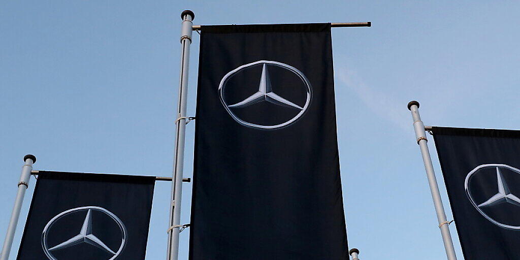 Der deutsche Autohersteller Daimler will bei seinen Führungskräften sparen.