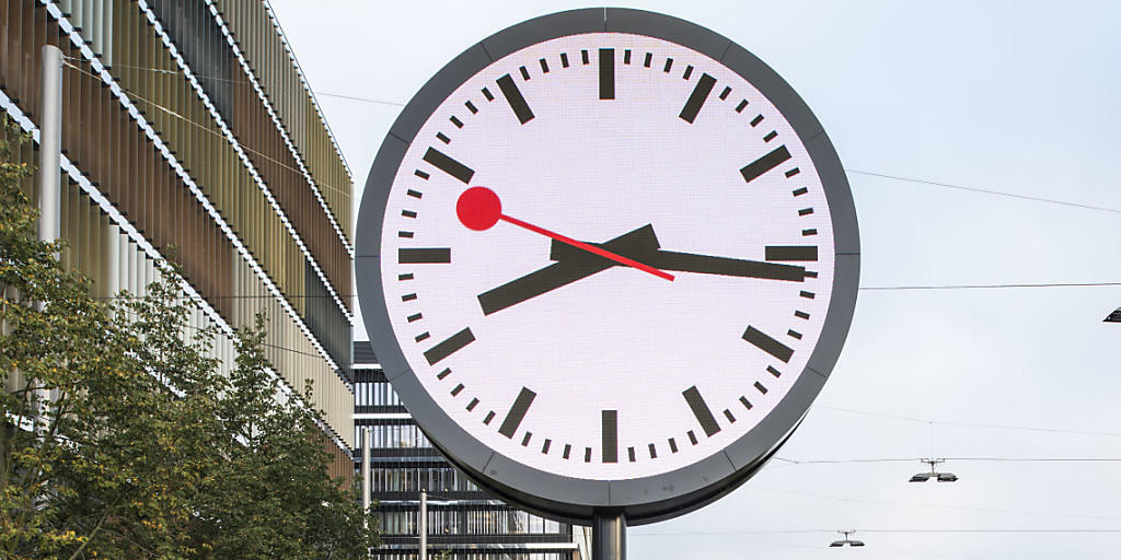 Der Bundesrat hat am Freitag die "Swiss made"-Verordnung für Uhren genehmigt und per Anfang nächsten Jahres in Kraft gesetzt. Mindestens 60 Prozent der Herstellungskosten einer Uhr müssen in der Schweiz anfallen. (Archivbild) Der Bundesrat hat am Freitag die "Swiss made"-Verordnung für Uhren genehmigt und per Anfang nächsten Jahres in Kraft gesetzt. Mindestens 60 Prozent der Herstellungskosten einer Uhr müssen in der Schweiz anfallen. (Archivbild)