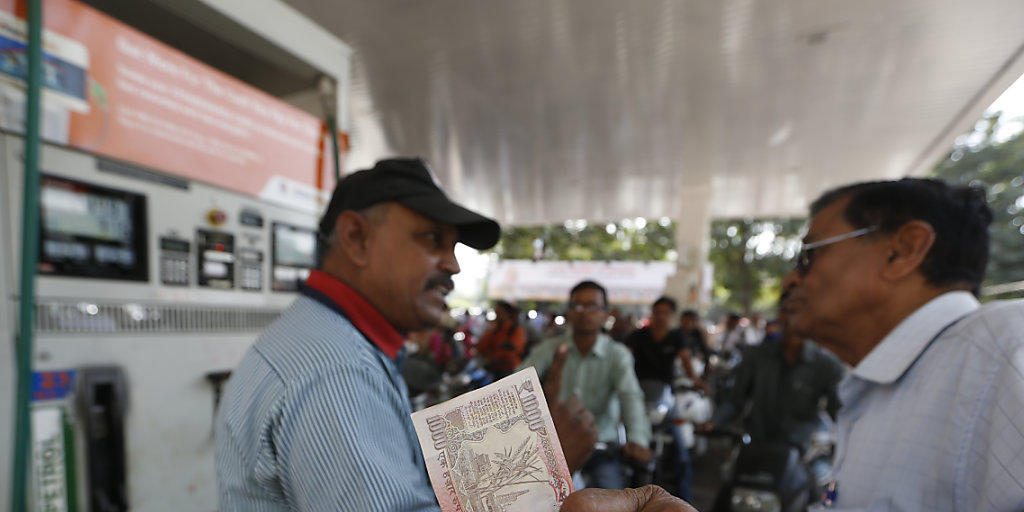 Ein Kunde will an einer indischen Tankstellen eine 1000-Rupien-Note wechseln: Laut einer Weisung der Regierung sollen die grossen Noten noch bis zum 24. November gültig sein.