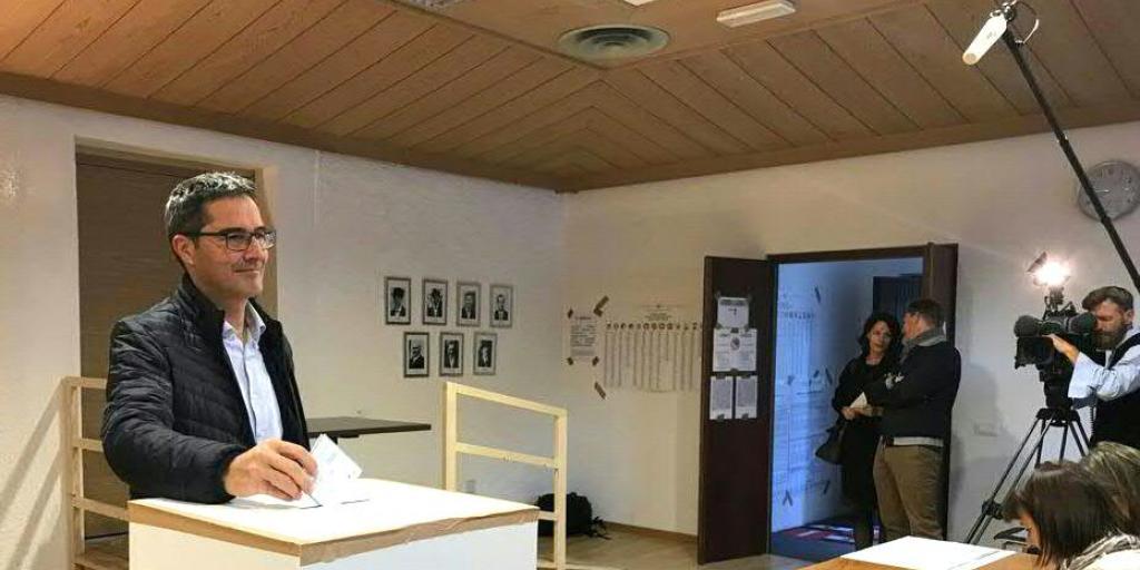 Die regierende Südtiroler Volkspartei (SVP) um ihren Spitzenkandidaten und Landeshauptmann Arno Kompatscher hat bei der Landtagswahl am Sonntag in Südtirol einige Stimmenverluste hinnehmen müssen. Die regierende Südtiroler Volkspartei (SVP) um ihren Spitzenkandidaten und Landeshauptmann Arno Kompatscher hat bei der Landtagswahl am Sonntag in Südtirol einige Stimmenverluste hinnehmen müssen.