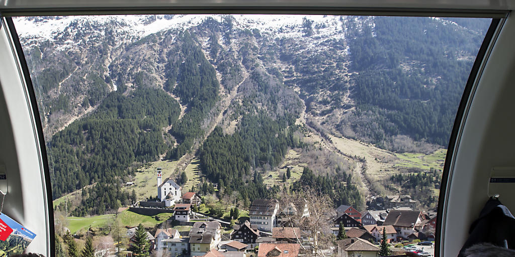Ab Karfreitag fährt ein Panoramazug über die historische Gotthard-Bergstrecke.