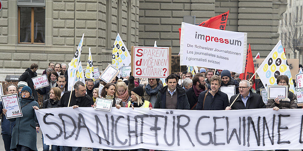 Die Redaktion der Nachrichtenagentur sda protestiert gegen den Stellenabbau. Nun erwägt der Bundesrat, den Agenturjournalismus finanziell zu unterstützen. (Archivbild)