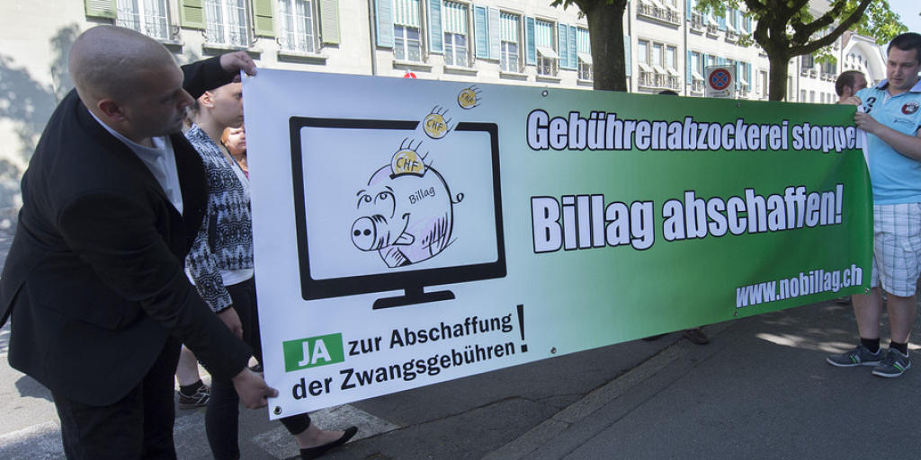 Die Vertreter der Jungen SVP und der Jungfreisinnigen wollen mit ihrer Initiative die Billag-Gebühren abschaffen (Archivbild). Die Vertreter der Jungen SVP und der Jungfreisinnigen wollen mit ihrer Initiative die Billag-Gebühren abschaffen (Archivbild).
