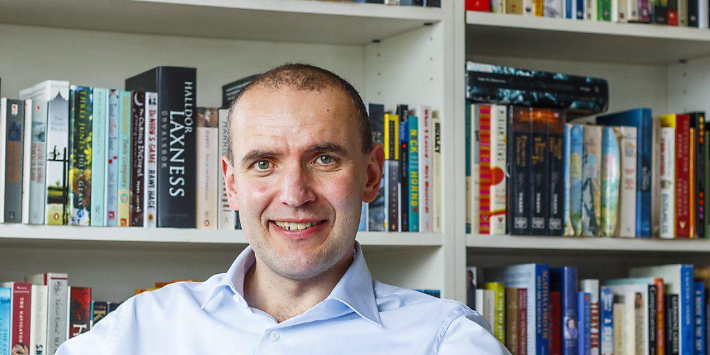 Ein Politik-Neuling wird neuer Präsident Islands: der Historiker Jóhannesson in seiner Privatbibliothek in Reykjavik.
