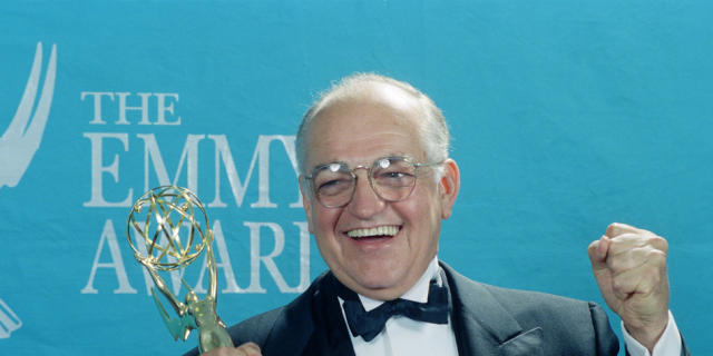 Richard Dysart mit Emmy-Preis im Jahre 1992 (Archiv) Richard Dysart mit Emmy-Preis im Jahre 1992 (Archiv)