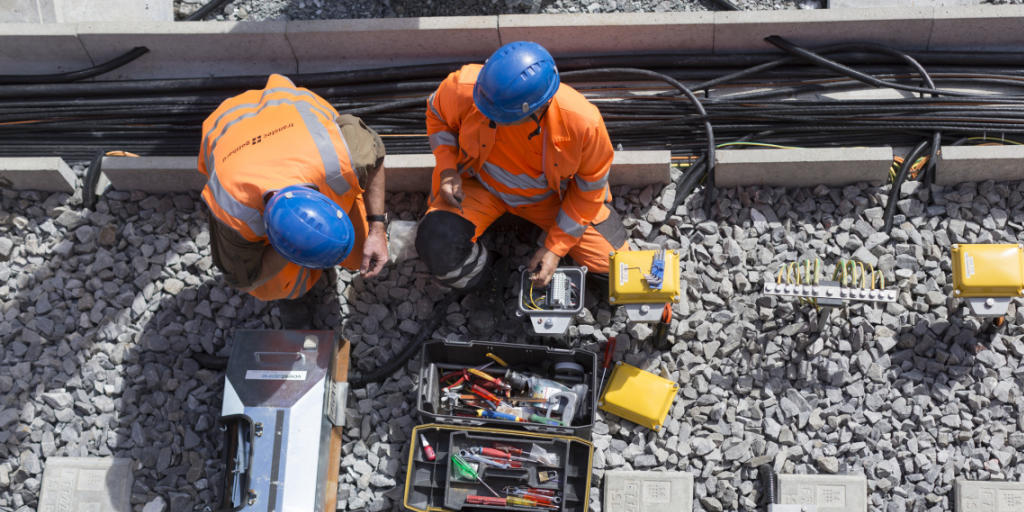 Zwei Bahntechniker bei der Arbeit (Symbolbild). Die Zahl der Erwerbstätigen in der Schweiz ist so hoch wie noch nie. Zwei Bahntechniker bei der Arbeit (Symbolbild). Die Zahl der Erwerbstätigen in der Schweiz ist so hoch wie noch nie.