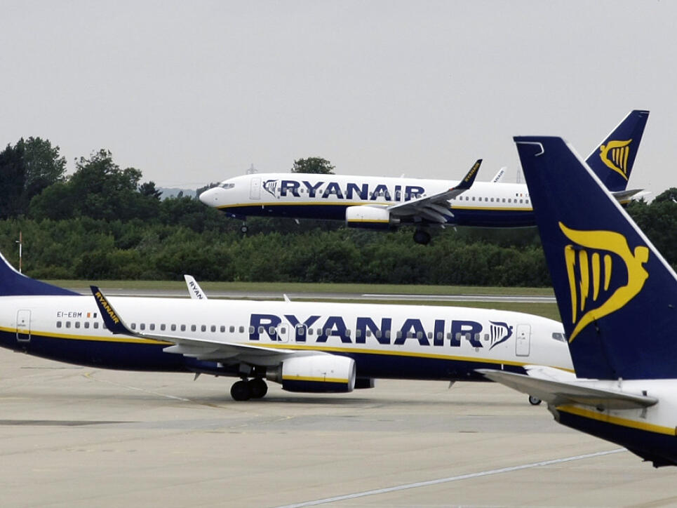 Die Billigfluggesellschaft Ryanair hat aufgrund der Zugeständnisse mit den Gewerkschaften einen Streik vor Weihnachten abgewendet. (Archivbild)