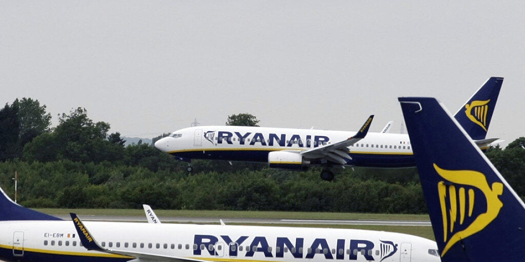 Die Billigfluggesellschaft Ryanair hat aufgrund der Zugeständnisse mit den Gewerkschaften einen Streik vor Weihnachten abgewendet. (Archivbild)