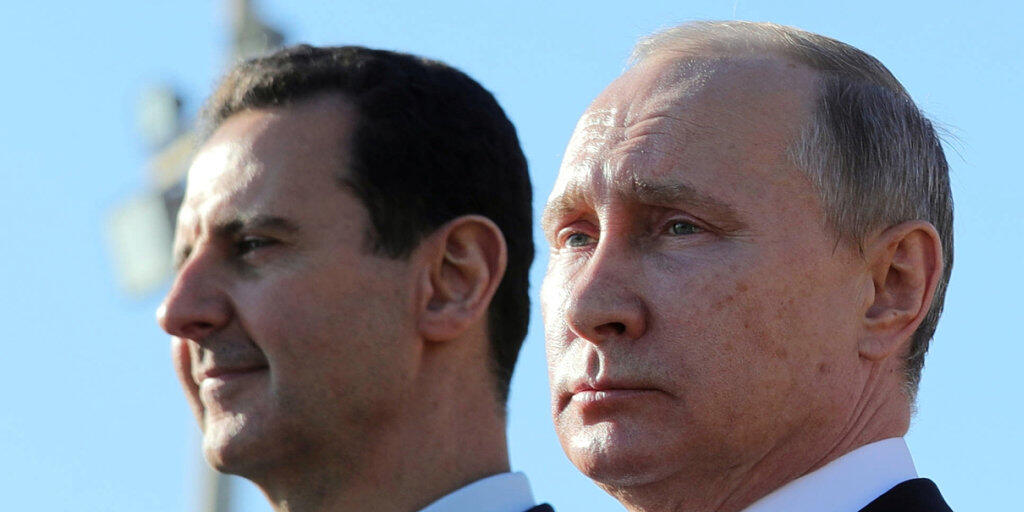 Der russische Präsident Putin (rechts) hat dem syrischen Machthaber Assad (links) mit einem Flugzeugangriff in Südsyrien erneut unter die Arme gegriffen. (Archivbild)