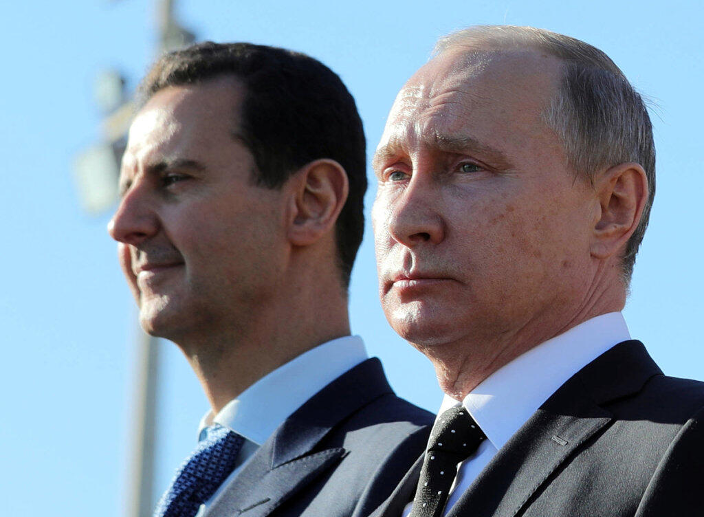 Der russische Präsident Putin (rechts) hat dem syrischen Machthaber Assad (links) mit einem Flugzeugangriff in Südsyrien erneut unter die Arme gegriffen. (Archivbild) Der russische Präsident Putin (rechts) hat dem syrischen Machthaber Assad (links) mit einem Flugzeugangriff in Südsyrien erneut unter die Arme gegriffen. (Archivbild)