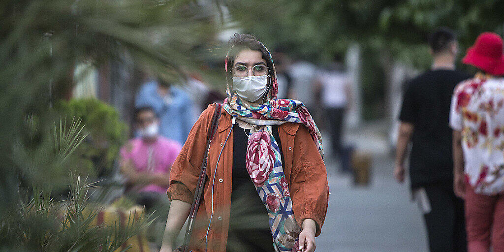 Trotz eines dramatischen Anstiegs der täglichen Corona-Neuinfektionen im Iran ist Präsident Hassan Ruhani weiterhin gegen einen Lockdown im Land. Foto: Ahmad Halabisaz/XinHua/dpa