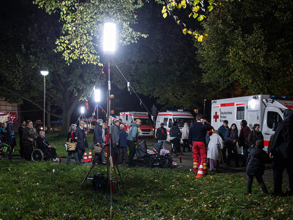 Evakuierte Personen verlassen eine Schule in Hannover, in welcher sie während der Bombenentschärfung betreut worden waren. Die Fliegerbombe war bei Tiefbauarbeiten im Stadtteil Vahrenheide entdeckt worden.