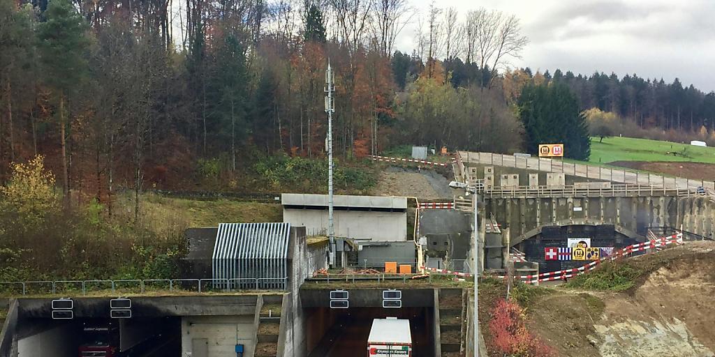 Ab 2022 sechs statt vier Spuren: Am Dienstag ist am Gubrist die erste Sprengung für die dritte Tunnelröhre (rechts) ausgelöst worden.