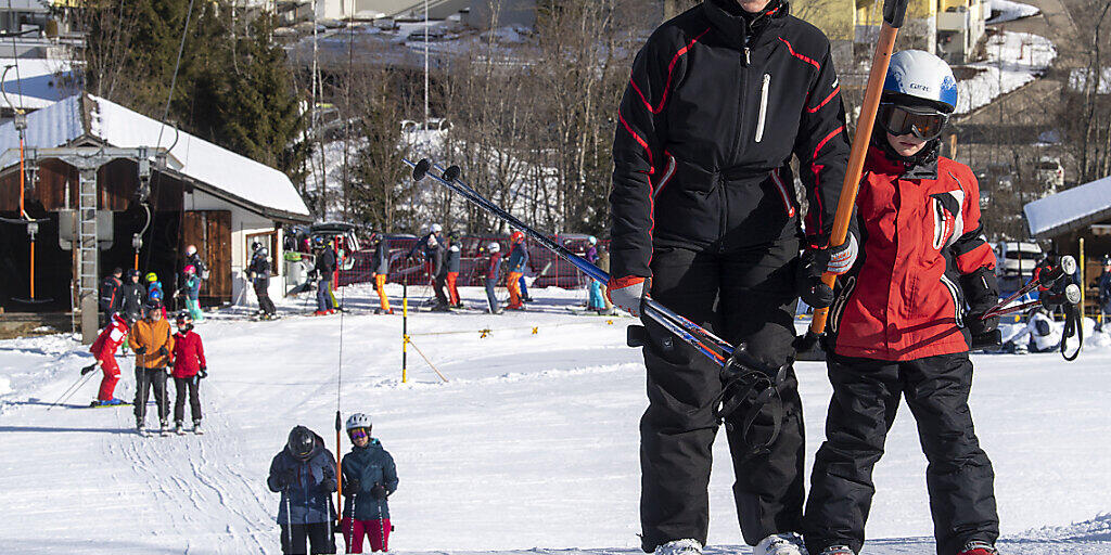 Die Schweizer Hotellerie hat im Februar noch von steigenden Touristenzahlen profitiert - im Bild Skifahrer am 15. Februar 2020 in Sörenberg.
