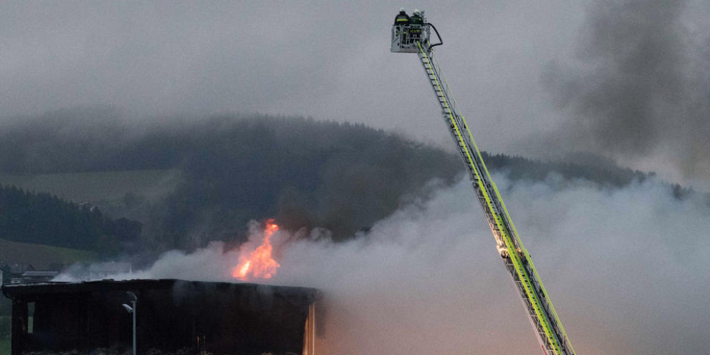 Das neugebaute Flüchtlingsheim in Altenfelden in Flammen - Feuerwehrleute bei der Brandbekämpfung.