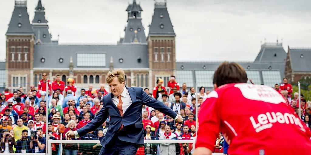 Der niederländische König Willem-Alexander eröffnet die Obdachlösen-Fussball-WM. Er tritt zu zwei Penaltys an - und erzielt ein Tor.
